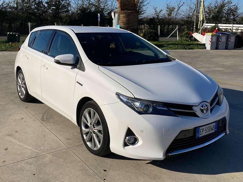 Bianco Usata 2012 Toyota Auris Hybrid Active Tre volumi | 8000 € (Molto cara) - Immagine 1/4