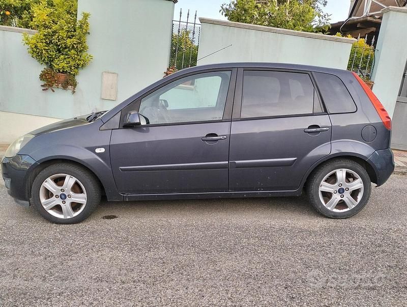 Grigio Usata 2008 Ford Fiesta Due volumi | 3900 € (Molto cara) - Immagine 1/3