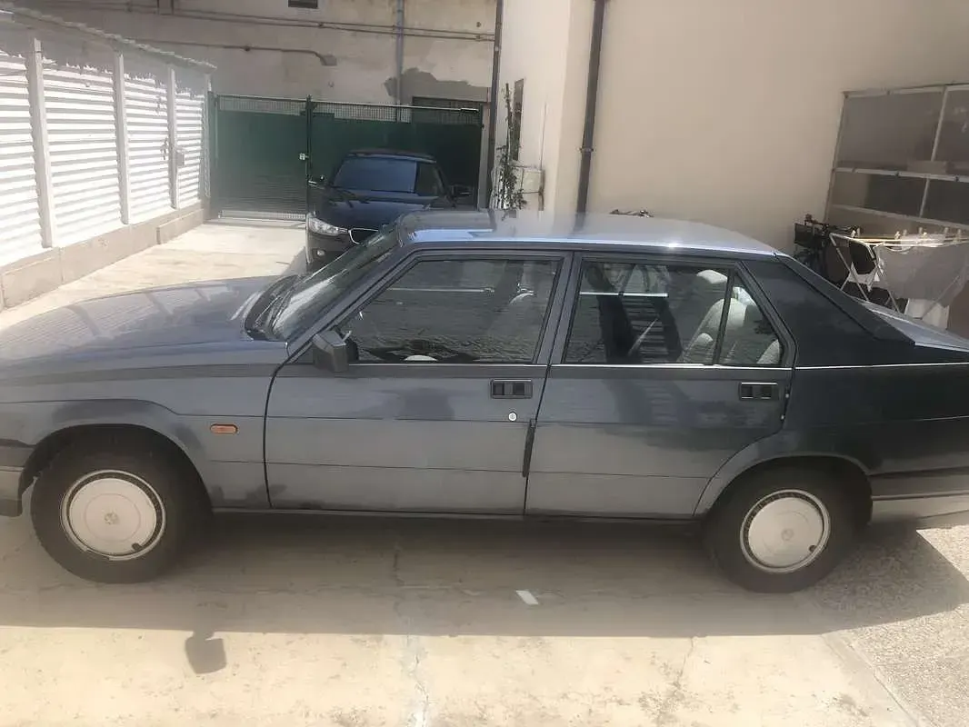 Usata Alfa Romeo 75 110 CV (80 kW) 1987 Grigio Berlina