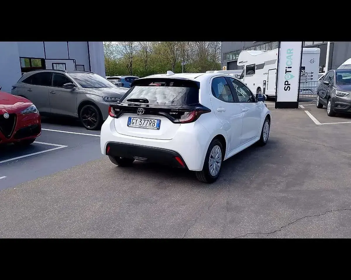 Usata Toyota Yaris Hybrid Active 92 CV (67 kW) 2025 Bianco Berlina