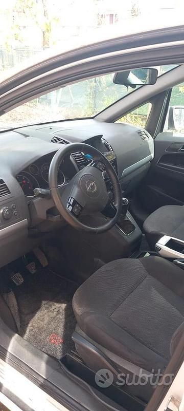 Usata Opel Zafira 125 CV (91 kW) 2010 Bianco Monovolume