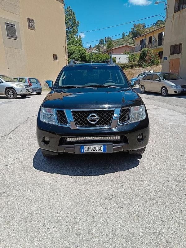 Second-hand Nissan Navara 190 CP (139 kW) 2012 Negru Pickup