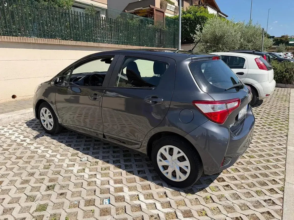 Usata Toyota Yaris Lounge 72 CV (52 kW) 2019 Grigio Berlina
