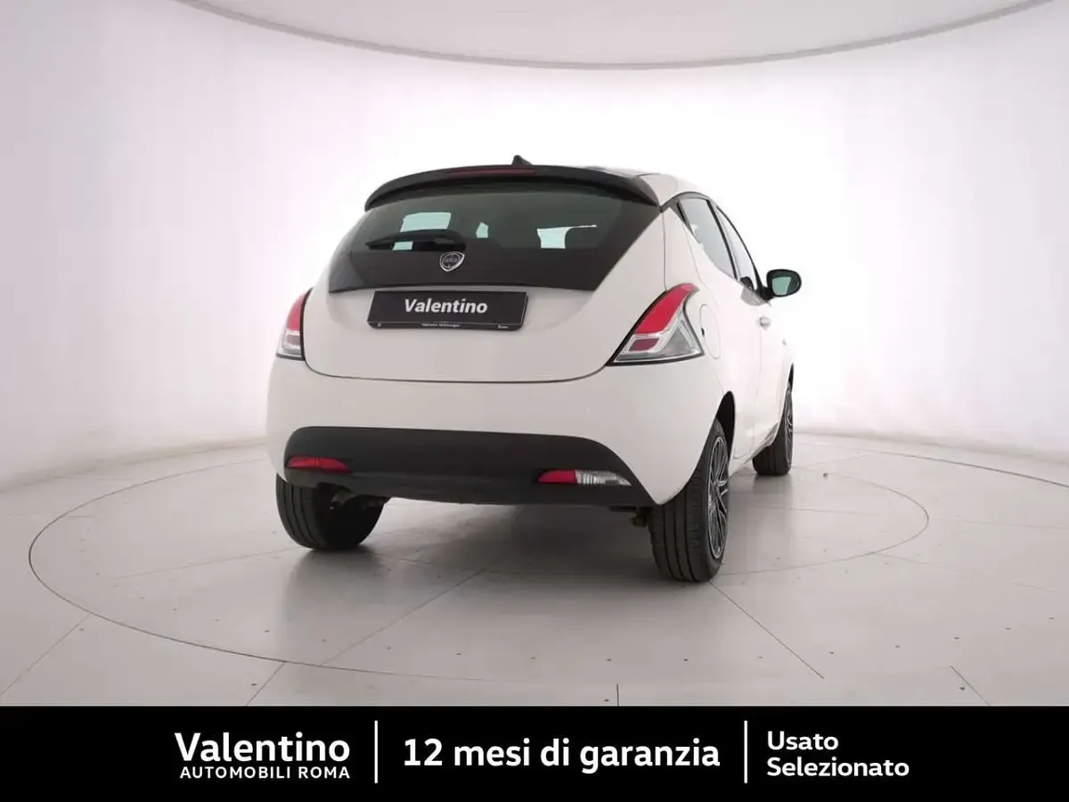 Usata Lancia Ypsilon 69 CV (50 kW) 2024 Bianco Utilitaria