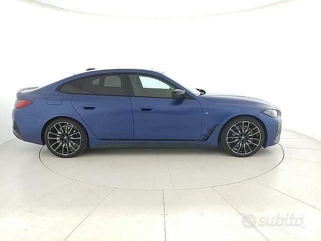 Usata BMW i4 Sport Line 400 kW (544 CV) 2022 Blu pastello Berlina