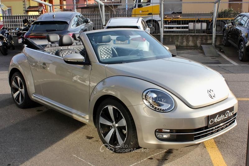 Usata VW Beetle Cabriolet 160 CV (117 kW) 2014 Marrone Cabrio