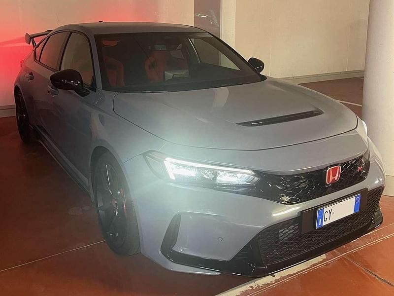 Grigio Nuova 2025 Honda Civic Type R Tre volumi | 59.900 € (Cara) - Immagine 1/4