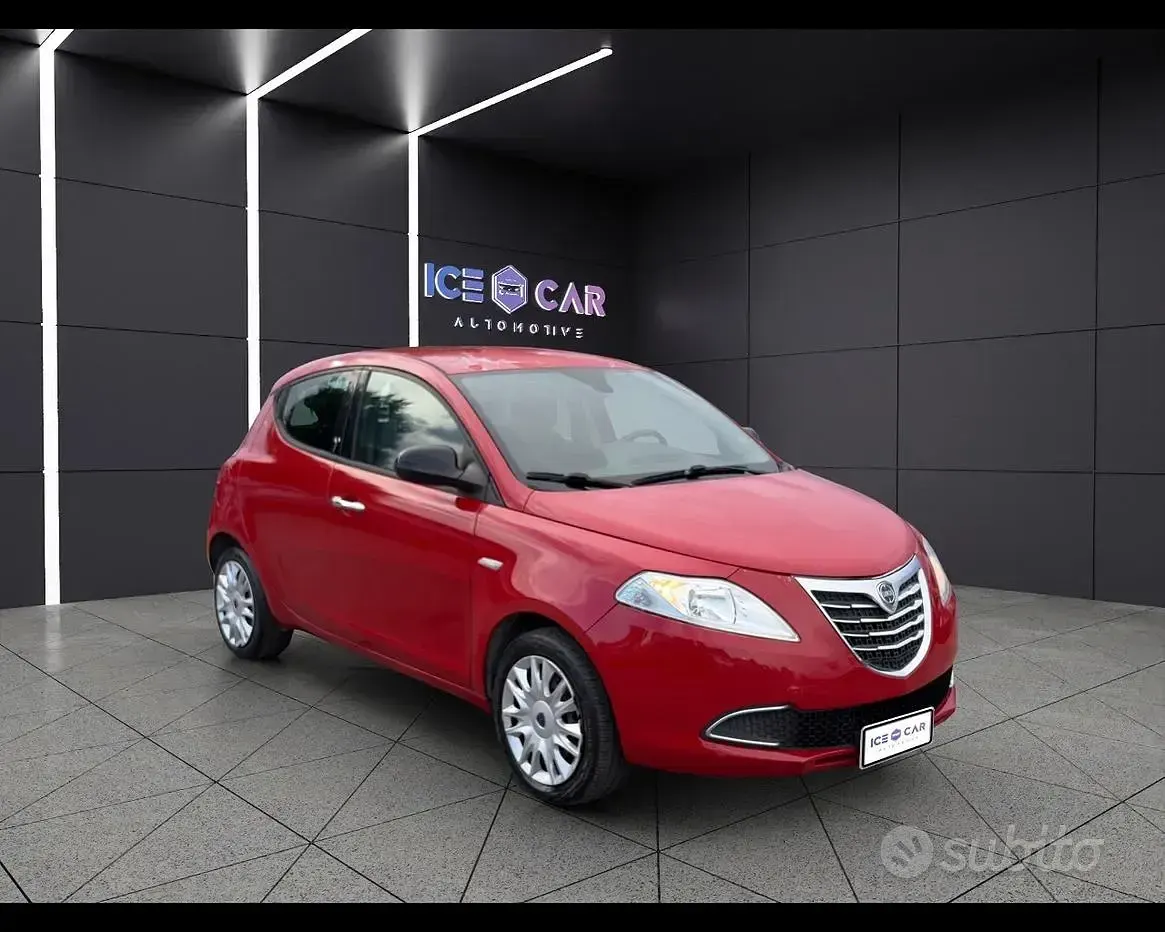 Usata Lancia Ypsilon Gold 69 CV (50 kW) 2015 Rosso Utilitaria