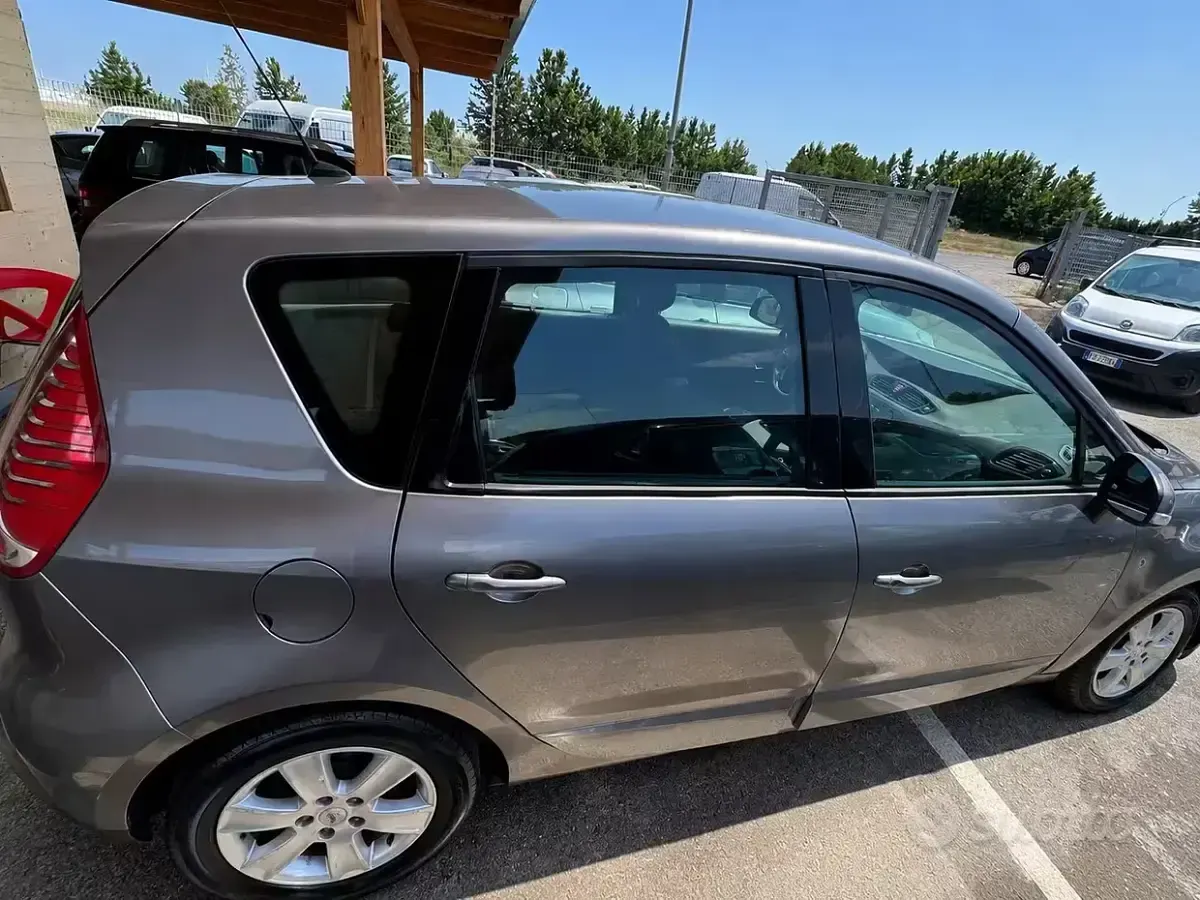 Usata Renault Scénic Luxe 131 CV (96 kW) 2011 Grigio Monovolume