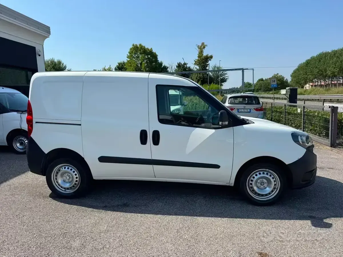 Usata Fiat Doblò Lounge 120 CV (88 kW) 2019 Bianco Monovolume