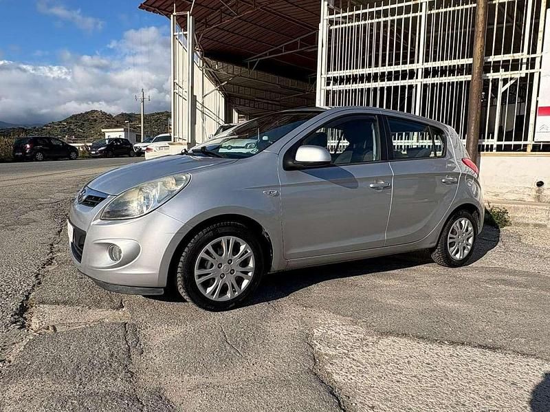 Usata Hyundai i20 Comfort 77 CV (56 kW) 2009 Argento Utilitaria
