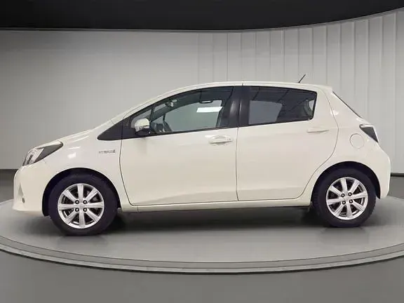 Second-hand Toyota Yaris Hybrid Lounge+ 101 CP (74 kW) 2013 Alb Berlinǎ