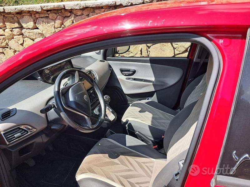 Usata Lancia Ypsilon 69 CV (50 kW) 2015 Rosso Utilitaria