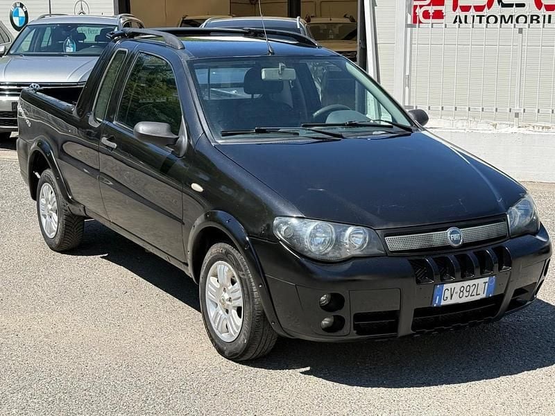 Usado Fiat Strada 84 HP (61 kW) 2007 Preto Pickup