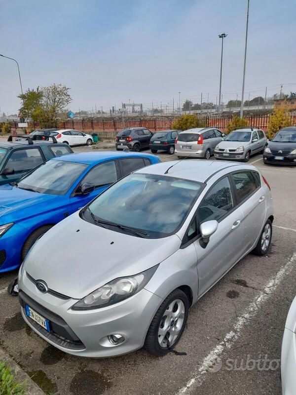 Usata Ford Fiesta 68 CV (50 kW) 2012 Grigio Utilitaria