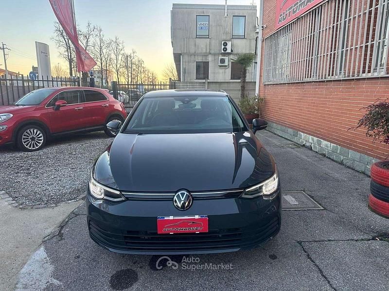 Usata VW Golf VIII Life 110 CV (80 kW) 2023 Grigio Berlina