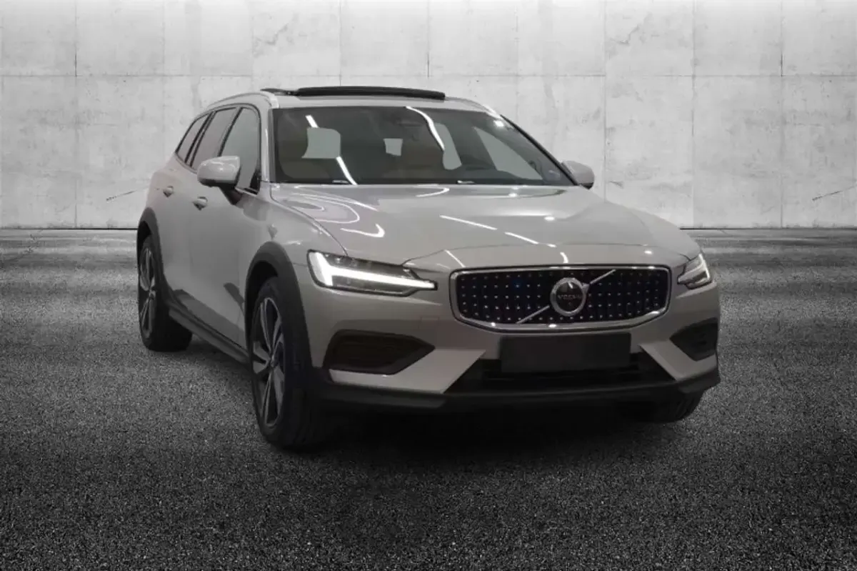 Usata Volvo V60 CC 197 CV (144 kW) 2024 Grigio Station wagon