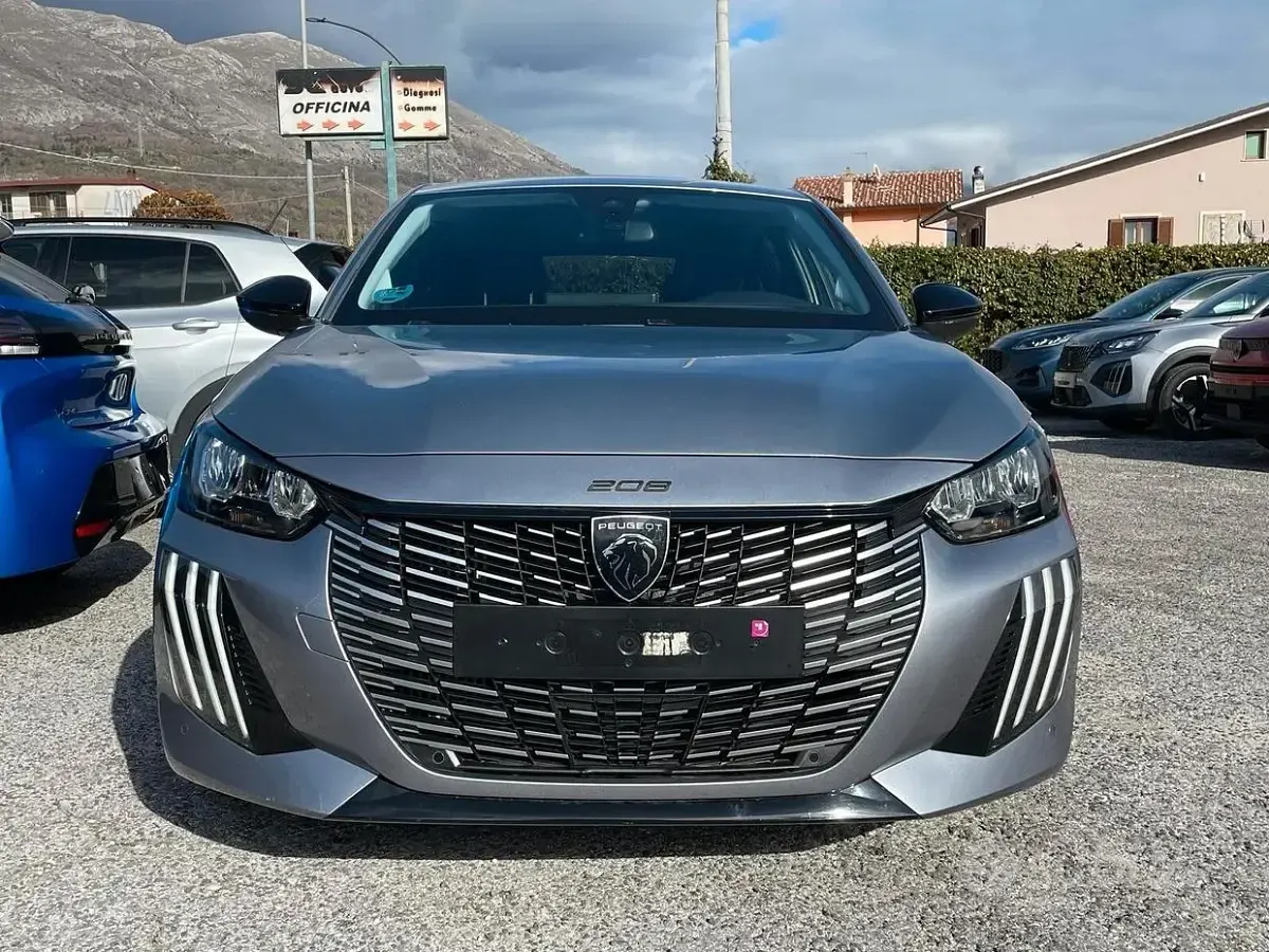 Usata Peugeot 208 Allure 101 CV (74 kW) 2024 Grigio Utilitaria