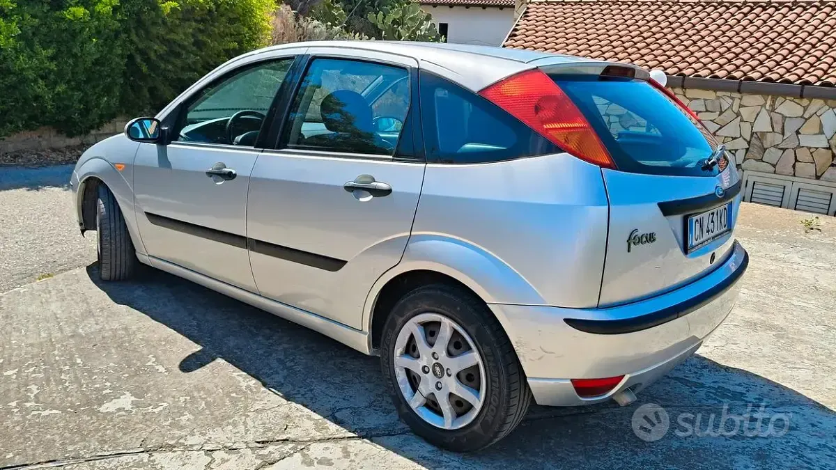 Usata Ford Focus 100 CV (73 kW) 2004 Grigio Berlina