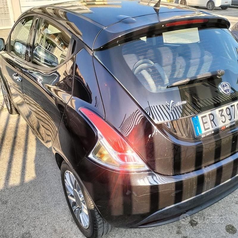 Usata Lancia Ypsilon 85 CV (62 kW) 2013 Nero Utilitaria