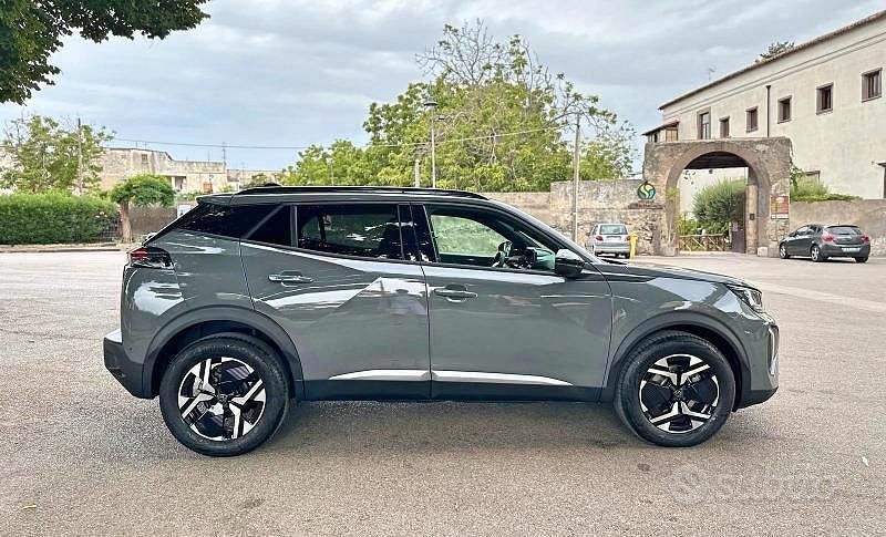 Usata Peugeot 2008 Allure+ 145 CV (106 kW) 2025 Grigio scuro SUV