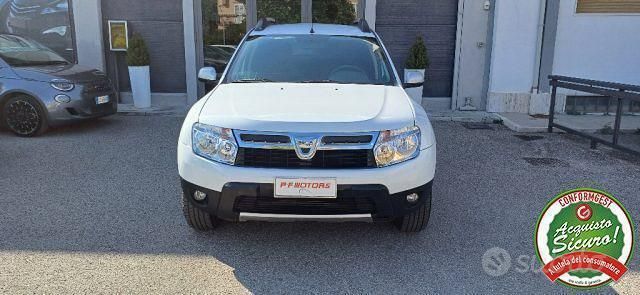 Bianco Usata 2011 Dacia Duster Lauréate SUV | 6500 € (Buon prezzo) - Immagine 1/4