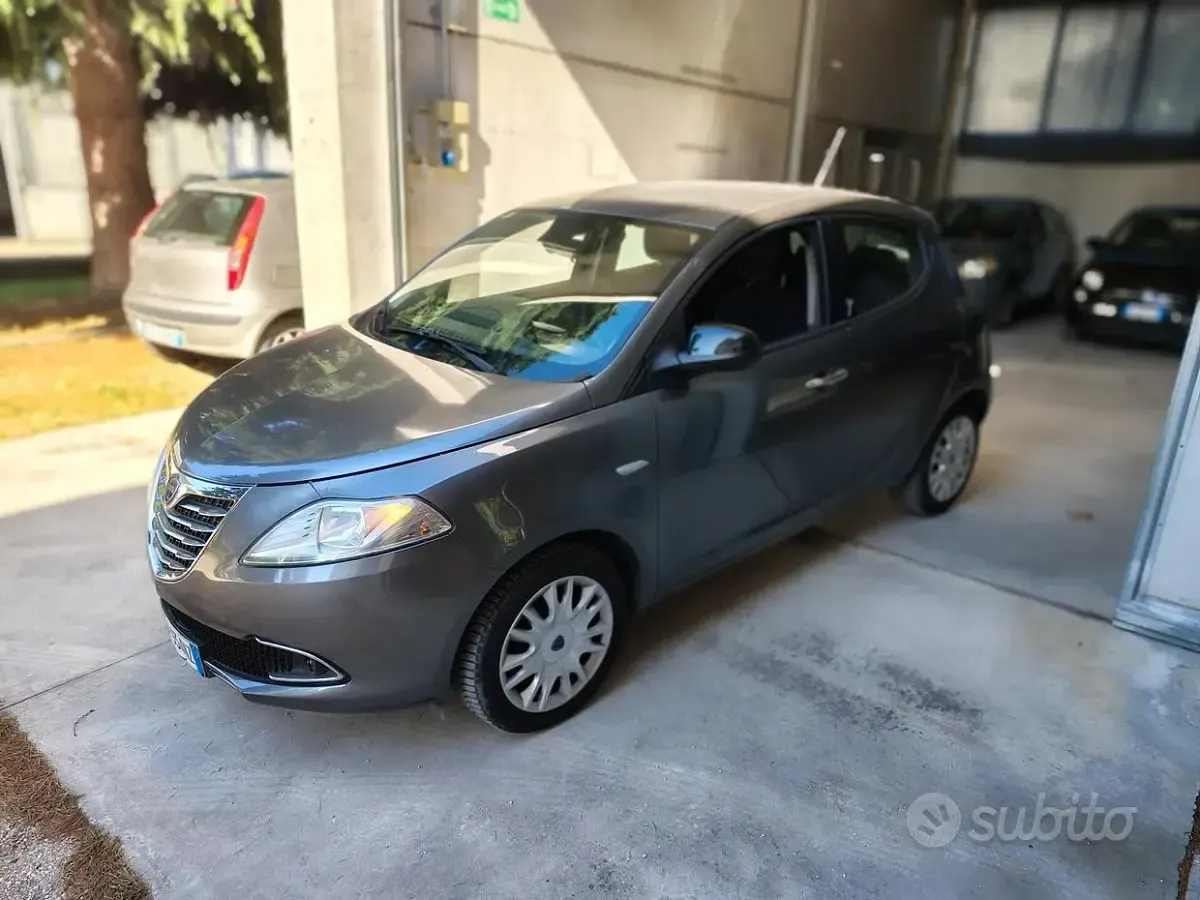 Usata Lancia Ypsilon Platinum 69 CV (50 kW) 2015 Grigio Utilitaria