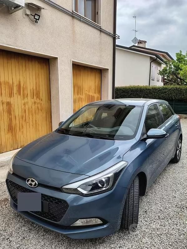 Usata Hyundai i20 Comfort 75 CV (55 kW) 2015 Blu Berlina