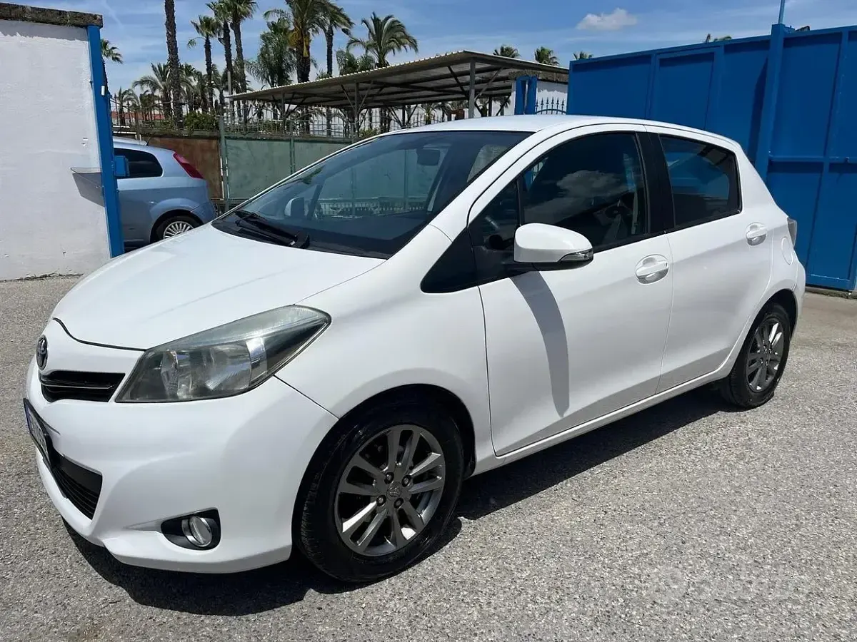 Usata Toyota Yaris Lounge 90 CV (66 kW) 2014 Bianco Utilitaria