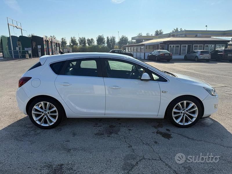 Usata Opel Astra Cosmo 125 CV (91 kW) 2010 Bianco Berlina