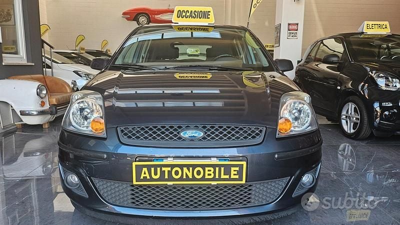 Usata Ford Fiesta Titanium 68 CV (50 kW) 2007 Grigio Utilitaria