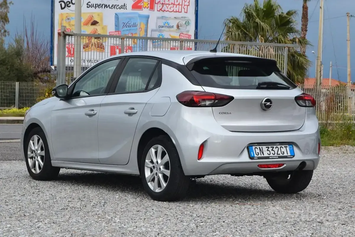 Usado Opel Corsa Edition 75 CV (55 kW) 2023 Gris Utilitario