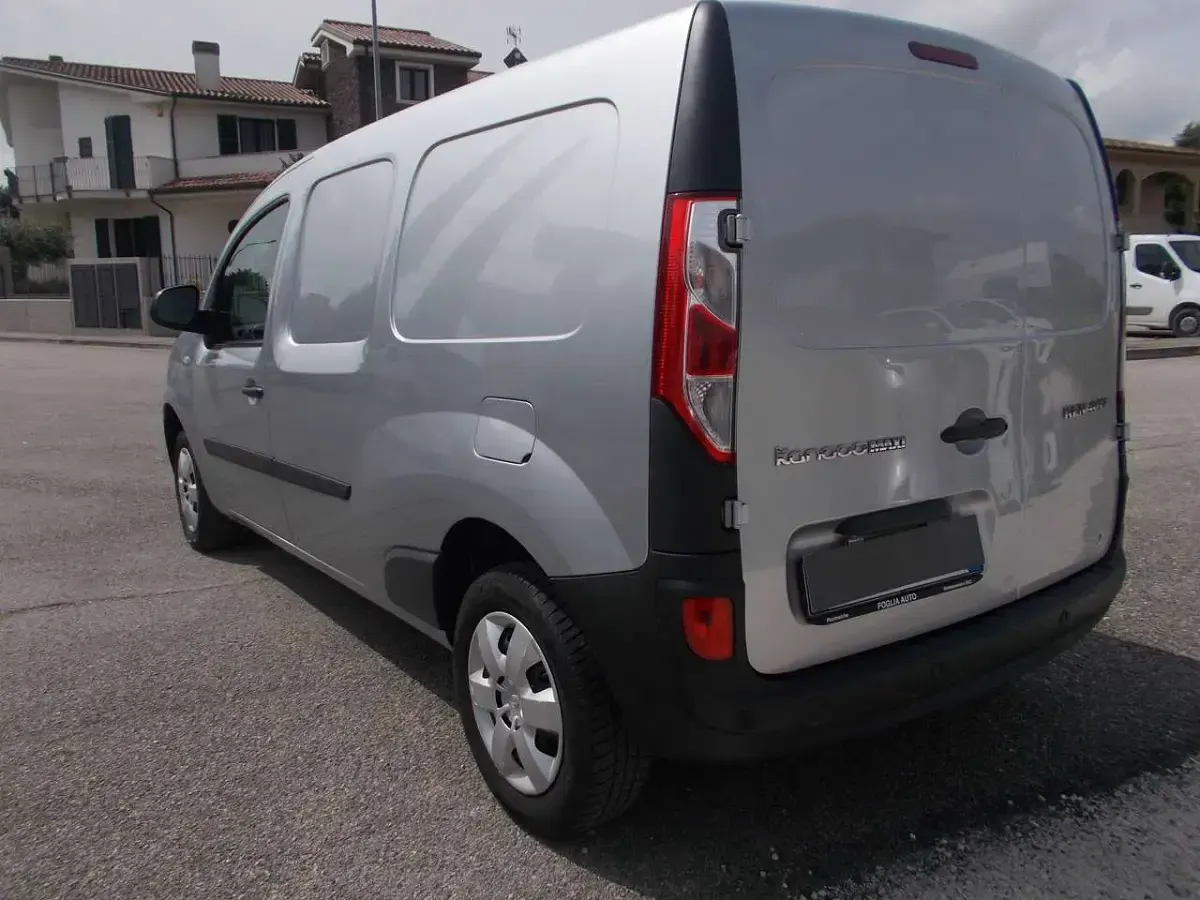 Usata Renault Kangoo 95 CV (69 kW) 2021 Argento Monovolume