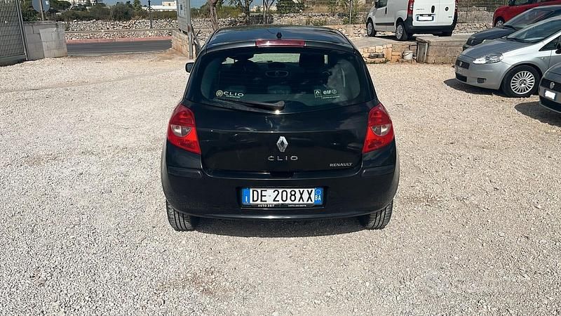 Usata Renault Clio II 75 CV (55 kW) 2006 Nero Berlina