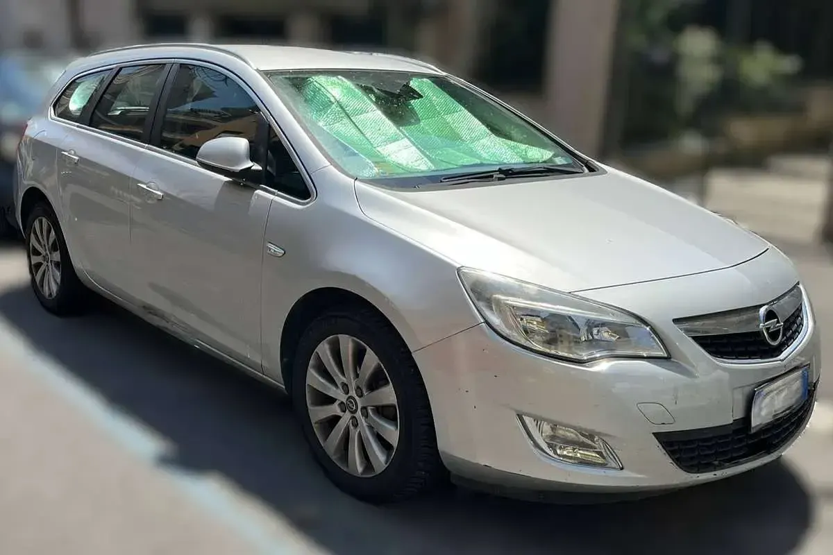 Usata Opel Astra Cosmo 110 CV (80 kW) 2012 Argento Station wagon