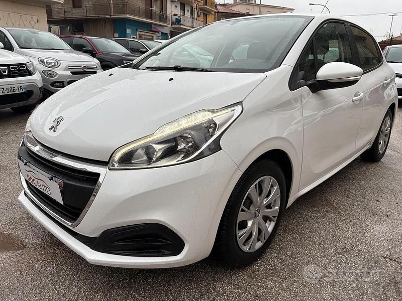 Usata Peugeot 208 Active 81 CV (59 kW) 2018 Bianco Utilitaria