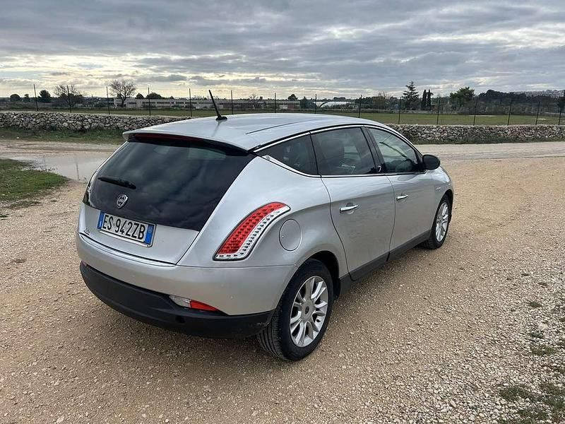 Usata Lancia Delta Gold 120 CV (88 kW) 2013 Argento Utilitaria