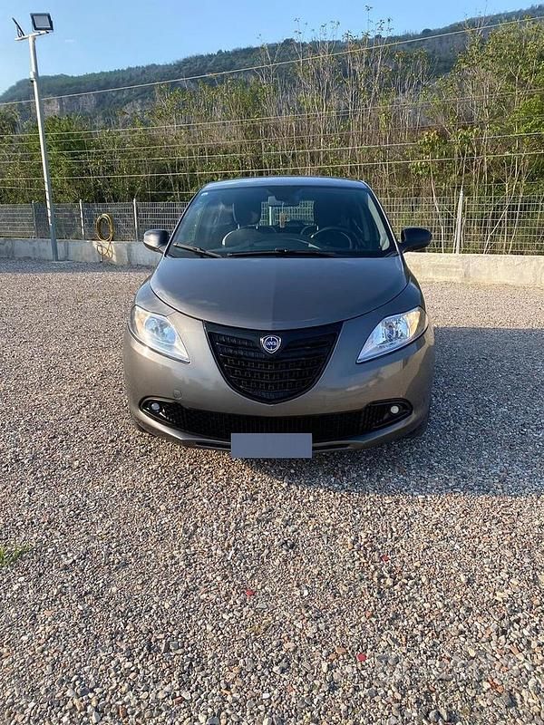 Usata Lancia Ypsilon 95 CV (69 kW) 2015 Grigio Utilitaria