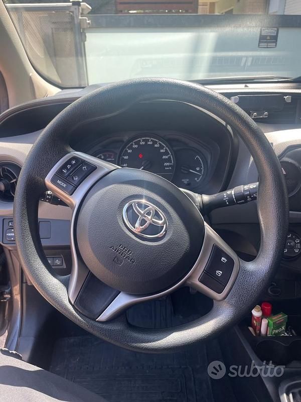Usata Toyota Yaris 111 CV (81 kW) 2019 Grigio Berlina