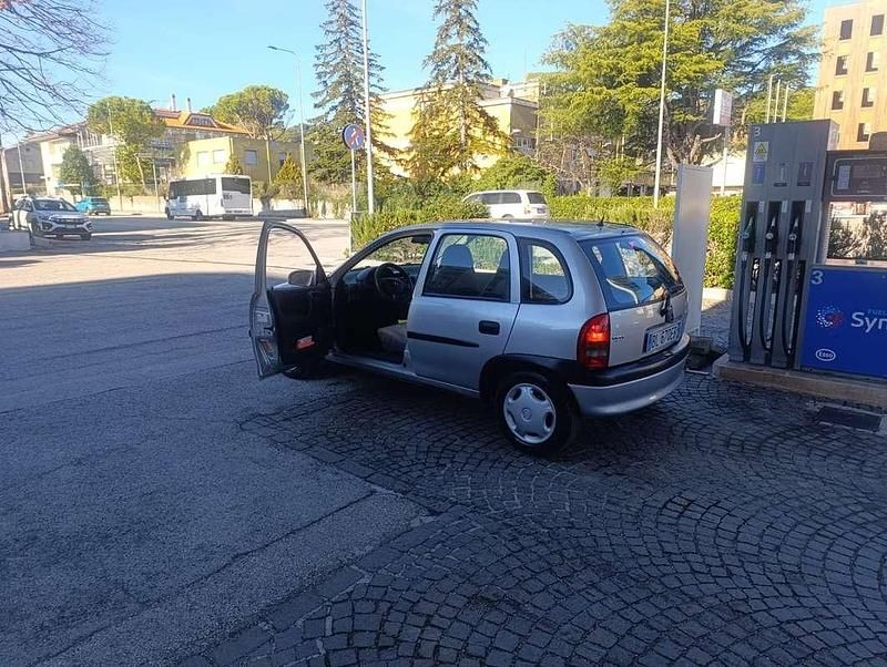 Usata Opel Corsa 67 CV (49 kW) 2000 Grigio Berlina