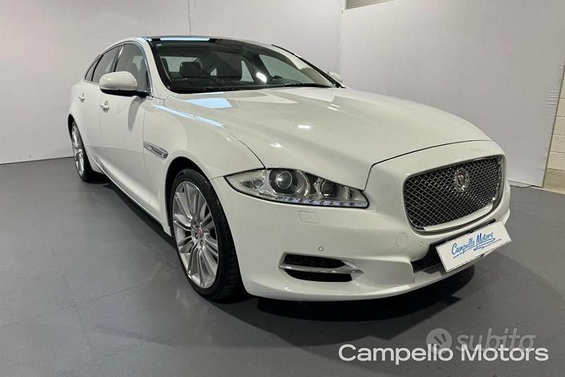 Bianco metallizzato Usata 2014 Jaguar XJ Premium Luxury Tre volumi | 18.900 € (Cara) - Immagine 1/4