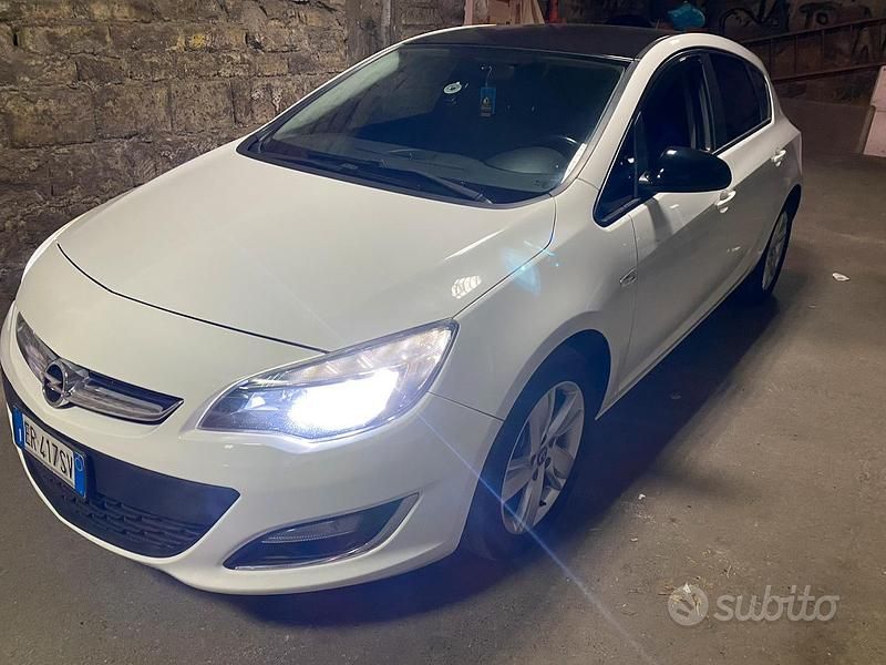 Usata Opel Astra 60 CV (44 kW) 2013 Bianco Berlina