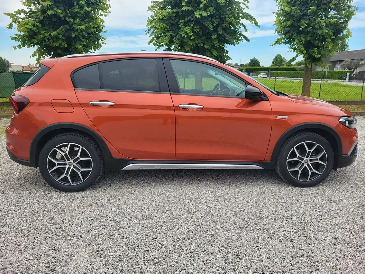 Usata Fiat Tipo Cross 100 CV (73 kW) 2021 Arancione Berlina