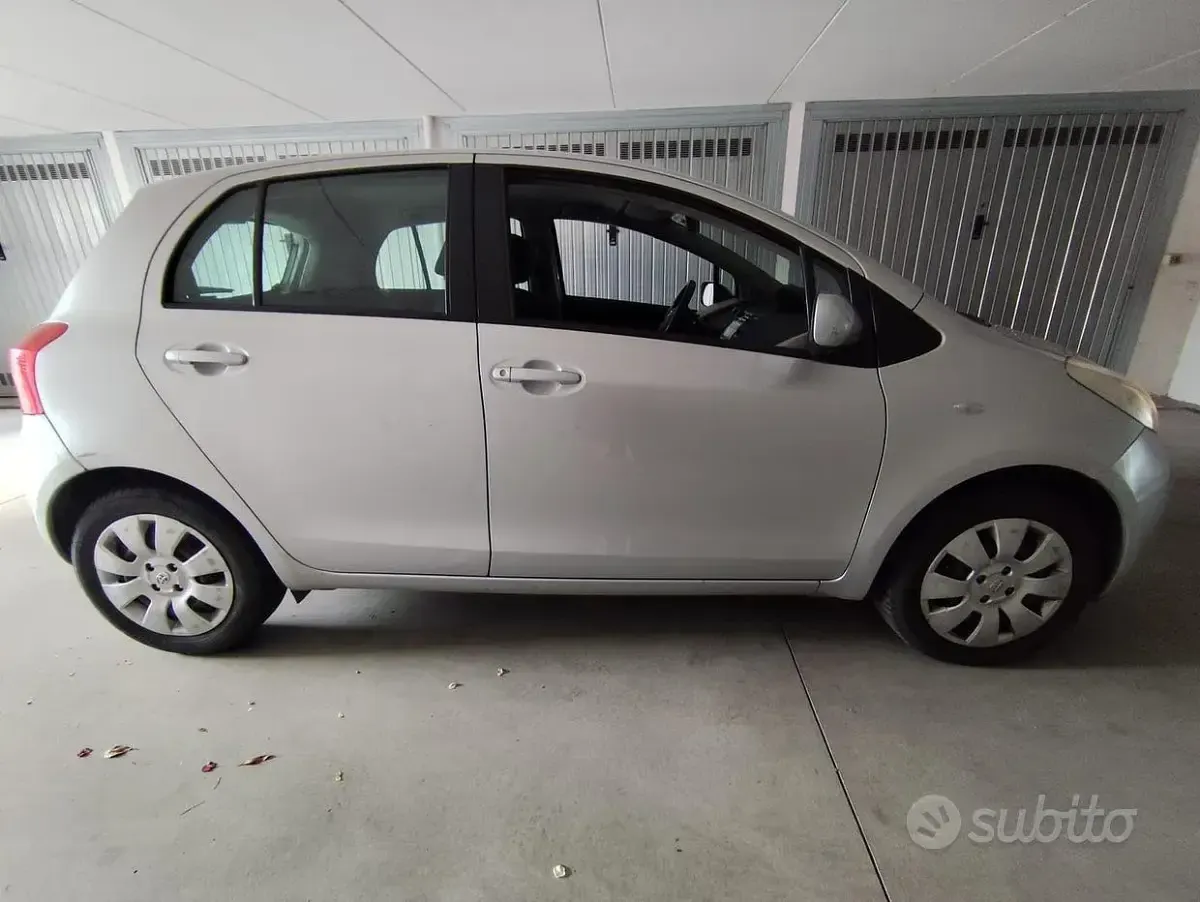 Usata Toyota Yaris 65 CV (47 kW) 2007 Grigio Utilitaria