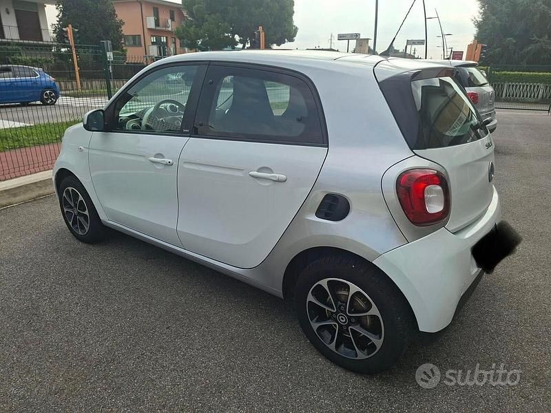 Usata Smart ForFour 70 CV (51 kW) 2015 Bianco Utilitaria