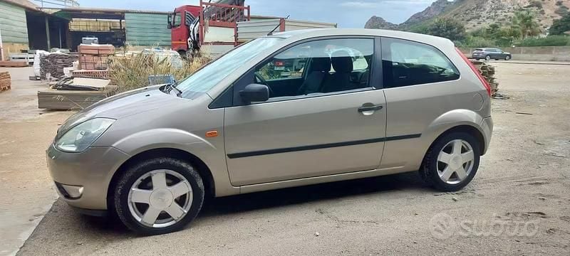 Usata Ford Fiesta 68 CV (50 kW) 2003 Grigio Utilitaria