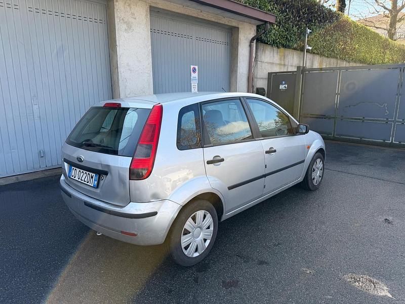 Usata Ford Fiesta 80 CV (58 kW) 2003 Argento Utilitaria