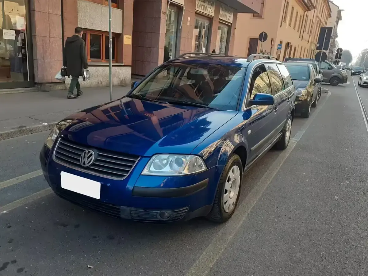 Usata VW Passat 102 CV (75 kW) 2002 Blu Station wagon