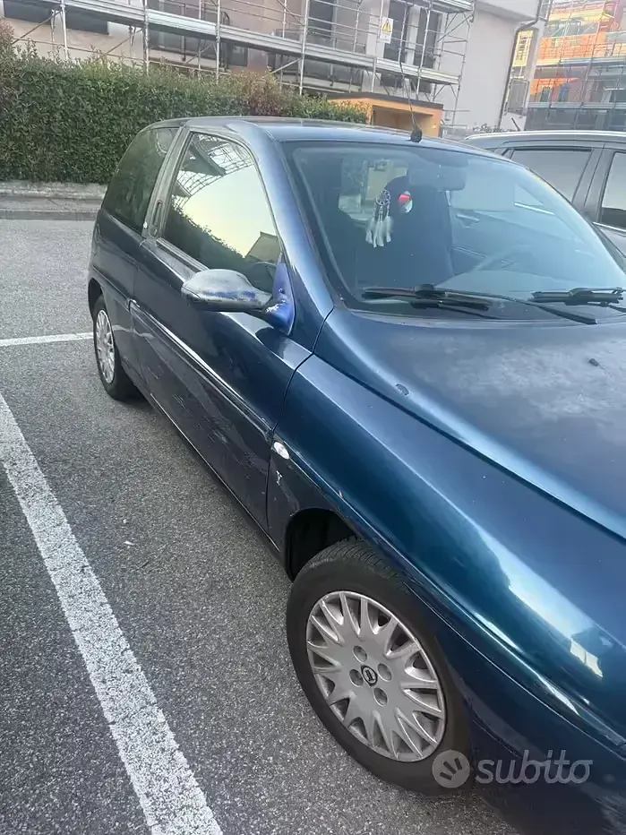 Usata Lancia Ypsilon 60 CV (44 kW) 2001 Bluazzurro Utilitaria