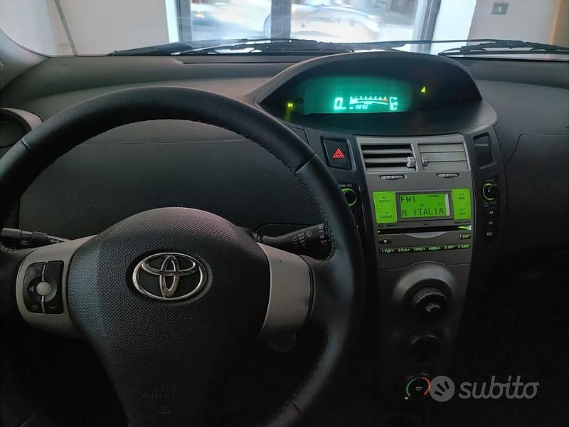 Usata Toyota Yaris 69 CV (50 kW) 2006 Blu Utilitaria